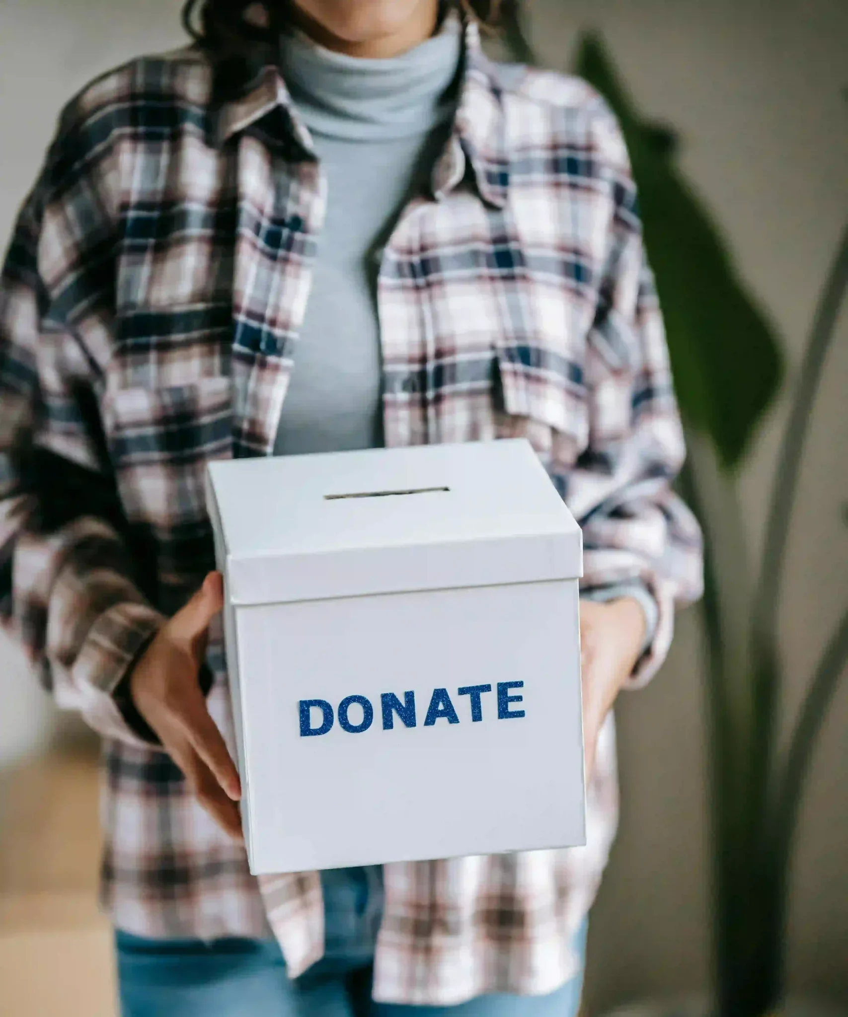 mujer-sosteniendo-bote-donacion mujer-sosteniendo-bote-donacion